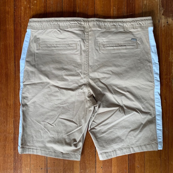 Men’s Guess beige shorts - Picture 3 of 4